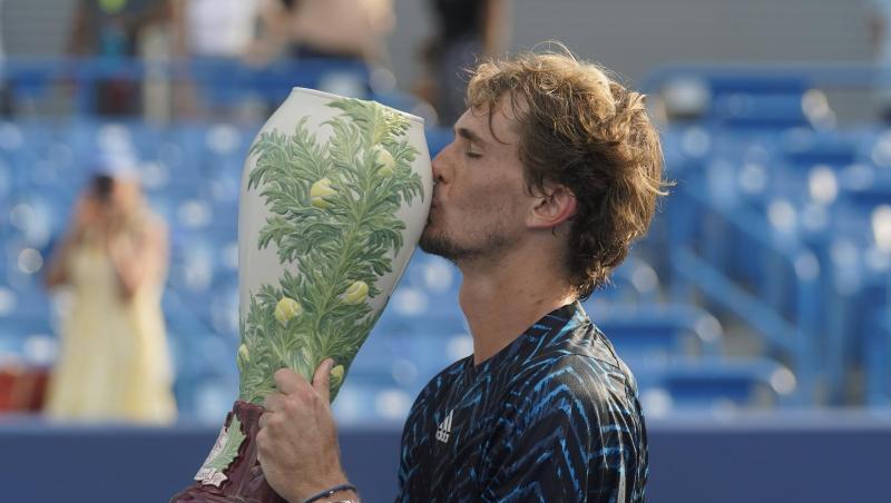 Siegerkuss: Olympiasieger Alexander Zverev feiert seinen Erfolg in Cincinnati. Siegerkuss: Olympiasieger Alexander Zverev feiert seinen Erfolg in Cincinnati.
