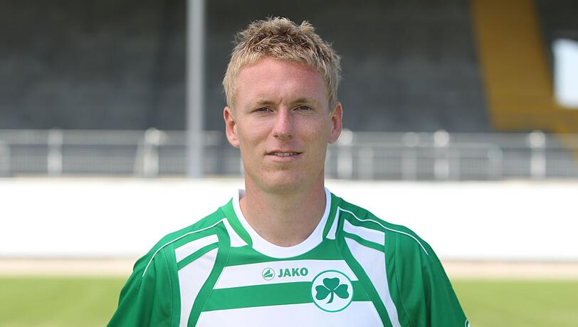 Leo Haas, Spieler des Fußball Zweitligisten SpVgg Greuther Fürth, aufgenommen am 08.07.2010 während des offiziellen Fototermins des Vereins für die Saison 2010-11 in der Trolli-Arena in Fürth (Mittelfranken). Der Ex-Profi wird neuer U23-Trainer. Leo Haas, Spieler des Fußball Zweitligisten SpVgg Greuther Fürth, aufgenommen am 08.07.2010 während des offiziellen Fototermins des Vereins für die Saison 2010-11 in der Trolli-Arena in Fürth (Mittelfranken). Der Ex-Profi wird neuer U23-Trainer.