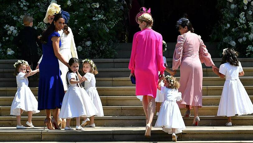 Royal Wedding im Mai 2018 auf Schloss Windsor: Herzogin Kate, Pippa Middleton (in Blau) und Co. führen die Blumenmädchen in die Kirche. Royal Wedding im Mai 2018 auf Schloss Windsor: Herzogin Kate, Pippa Middleton (in Blau) und Co. führen die Blumenmädchen in die Kirche.