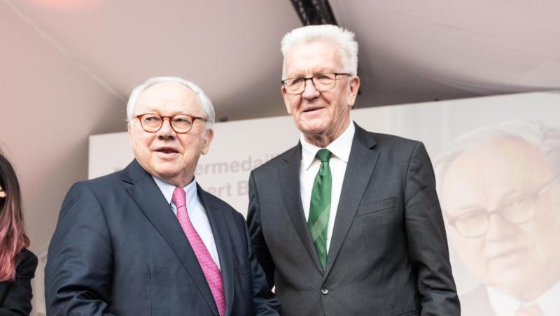 Winfried Kretschmann verleiht die Staufermedaille an Hubert Burda. Winfried Kretschmann verleiht die Staufermedaille an Hubert Burda.