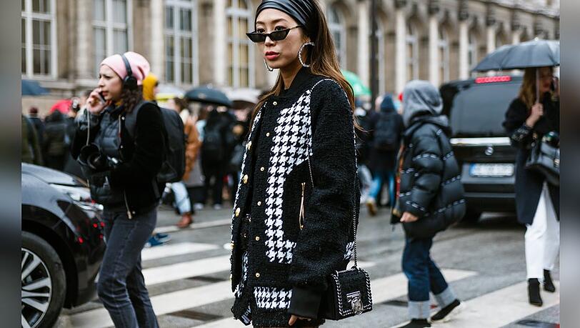 Schwarz-weiße Outfits mit schimmernden Accessoires liegen jetzt im Trend. Schwarz-weiße Outfits mit schimmernden Accessoires liegen jetzt im Trend.