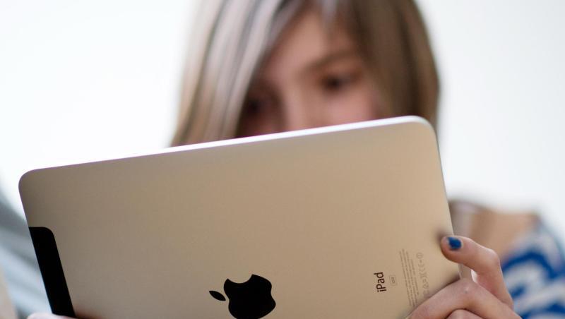 Ein Mädchen mit einem Tablet: Kostenlose Videoportale werden der Umfrage zufolge mit zunehmendem Alter wichtiger. Ein Mädchen mit einem Tablet: Kostenlose Videoportale werden der Umfrage zufolge mit zunehmendem Alter wichtiger.