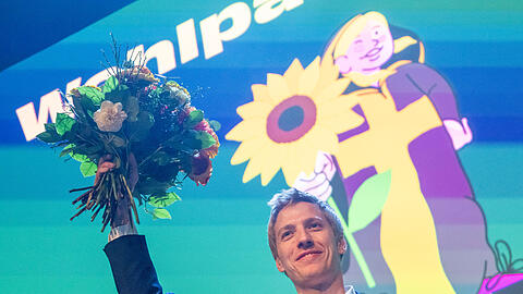 Dominik Krause (Bündnis 90/Die Grünen), Zweiter Bürgermeister von München, steht bei der Wahlparty der Grünen nach der Kommunalwahl in der bayerischen Landeshauptstadt mit einem Blumenstrauß auf der Bühne. Dominik Krause (Bündnis 90/Die Grünen), Zweiter Bürgermeister von München, steht bei der Wahlparty der Grünen nach der Kommunalwahl in der bayerischen Landeshauptstadt mit einem Blumenstrauß auf der Bühne.