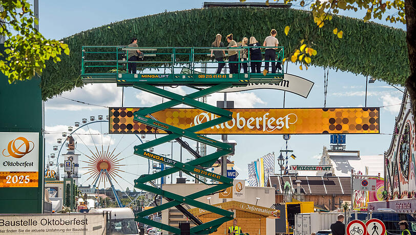 Anfang Juli soll es schon mit dem Aufbau für die Wiesn losgehen. Doch drei Zelte haben noch keinen Zuschlag erhalten. Ob das rechtzeitig klappt? Anfang Juli soll es schon mit dem Aufbau für die Wiesn losgehen. Doch drei Zelte haben noch keinen Zuschlag erhalten. Ob das rechtzeitig klappt?