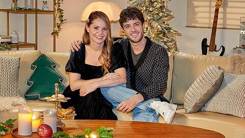 Christina und Luca Hänni sind Teil von "Promis unterm Weihnachtsbaum". Christina und Luca Hänni sind Teil von "Promis unterm Weihnachtsbaum".