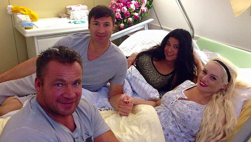 Daniela Katzenberger mit Mutter Iris, Stiefvater Peter und Lucas Cordalis im Wochenbett Daniela Katzenberger mit Mutter Iris, Stiefvater Peter und Lucas Cordalis im Wochenbett
