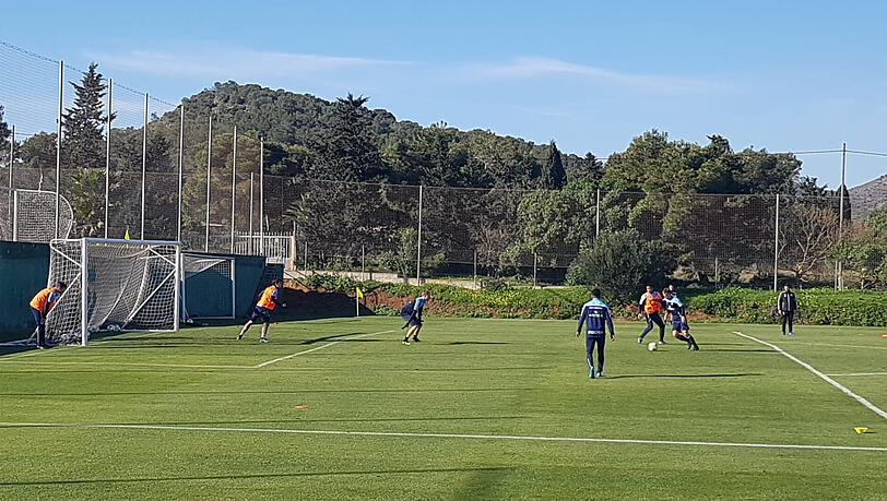 Der TSV 1860 trainiert auf engem Raum auf zwei große Tore. Der TSV 1860 trainiert auf engem Raum auf zwei große Tore.