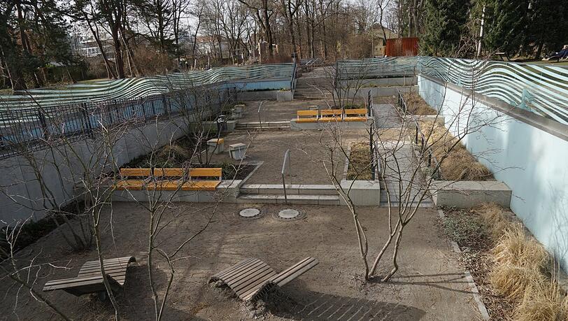 Das frühere Schwimmbad ist nun ein windgeschützter Senkgarten. Das frühere Schwimmbad ist nun ein windgeschützter Senkgarten.