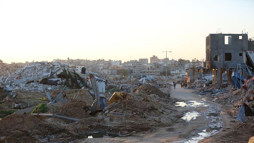 Trümmer und Ruinen auf einer Straße im Zentrum des Gazastreifens. Trümmer und Ruinen auf einer Straße im Zentrum des Gazastreifens.