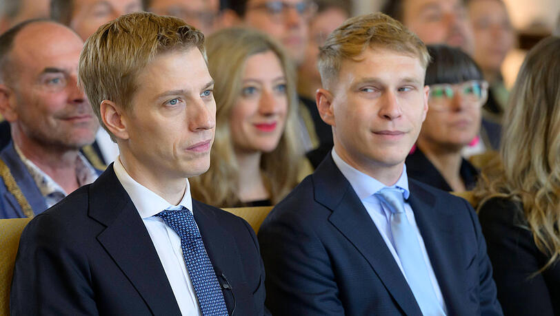 Festliche Eröffnungssitzung des Münchner Stadtrats: Oberbürgermeister Dominik Krause und sein Partner Sebastian Müller (rechts). Festliche Eröffnungssitzung des Münchner Stadtrats: Oberbürgermeister Dominik Krause und sein Partner Sebastian Müller (rechts).