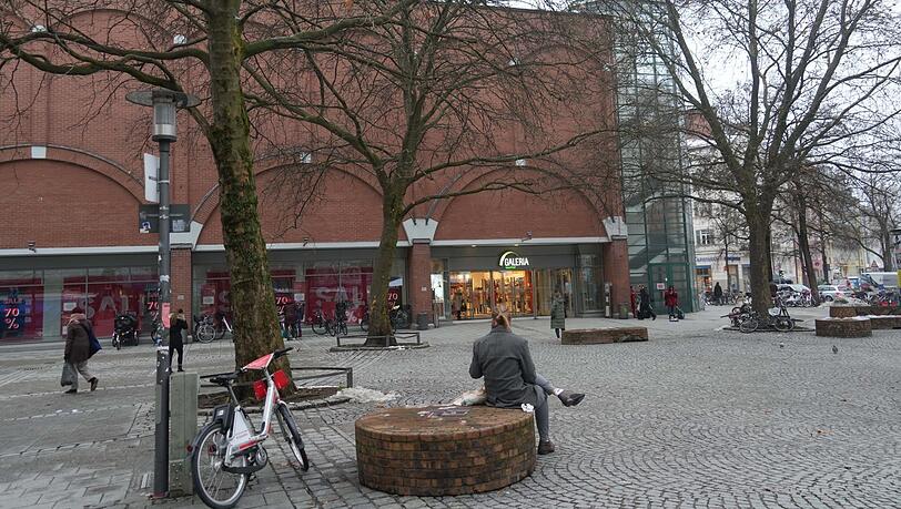 Seit 1979 hat der Rotkreuzplatz einen Kaufhof, doch bald sollen erneut um die 80 Filialen schließen. Welche ist unklar. Seit 1979 hat der Rotkreuzplatz einen Kaufhof, doch bald sollen erneut um die 80 Filialen schließen. Welche ist unklar.