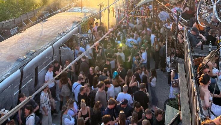 Der Bahnwärter an einem Sommer-Party-Abend. Der Bahnwärter an einem Sommer-Party-Abend.