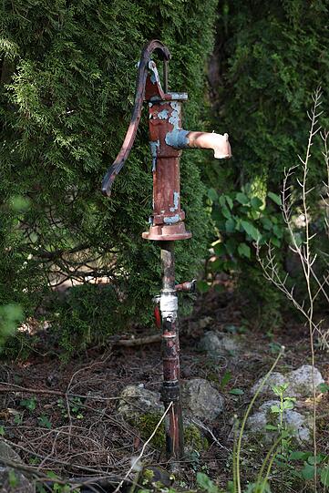 Eggarten-Relikt: eine alte,verrostete Garten-Pumpe. Eggarten-Relikt: eine alte,verrostete Garten-Pumpe.