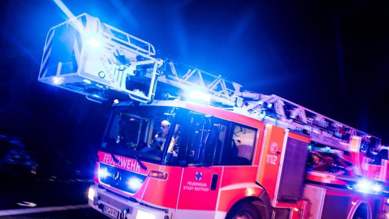 Ein Einsatzwagen der Feuerwehr trifft an der Unfallstelle ein. Foto: Marcel Kusch/dpa/Symbolbild Ein Einsatzwagen der Feuerwehr trifft an der Unfallstelle ein. Foto: Marcel Kusch/dpa/Symbolbild