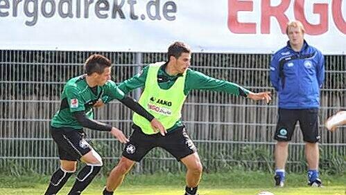 Feiert heute beim Test in Wehen-Wiesbaden Premiere im Kleeblatt-Trikot: Danijel Aleksic (Mitte) im Trainingsduell mit Edgar Prib. Trainer Mike Büskens verfolgt es mit Interesse. Feiert heute beim Test in Wehen-Wiesbaden Premiere im Kleeblatt-Trikot: Danijel Aleksic (Mitte) im Trainingsduell mit Edgar Prib. Trainer Mike Büskens verfolgt es mit Interesse.
