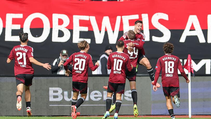 Die Nürnberger Spieler bejubeln das Siegtor zum 3:2. Die Nürnberger Spieler bejubeln das Siegtor zum 3:2.