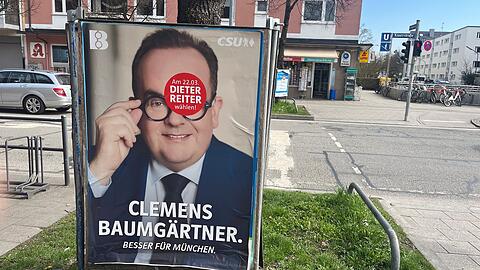 Clemens Baumgärtner (CSU) sieht plötzlich rot durch seine stadtbekannte Brille. Vor der Stichwahl am Sonntag (22.3.) empfiehlt die CSU, Dieter Reiter (SPD) zum OB zu wählen. Clemens Baumgärtner (CSU) sieht plötzlich rot durch seine stadtbekannte Brille. Vor der Stichwahl am Sonntag (22.3.) empfiehlt die CSU, Dieter Reiter (SPD) zum OB zu wählen.
