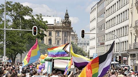Vergangenes Jahr nahmen etwa 400.000 Menschen an der Politparade des CSD teil.
Für dieses Jahr haben sich 200 Gruppen angemeldet. Vergangenes Jahr nahmen etwa 400.000 Menschen an der Politparade des CSD teil.
Für dieses Jahr haben sich 200 Gruppen angemeldet.