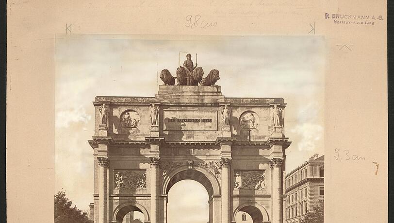 Das Siegestor vor 1890. Das Siegestor vor 1890.