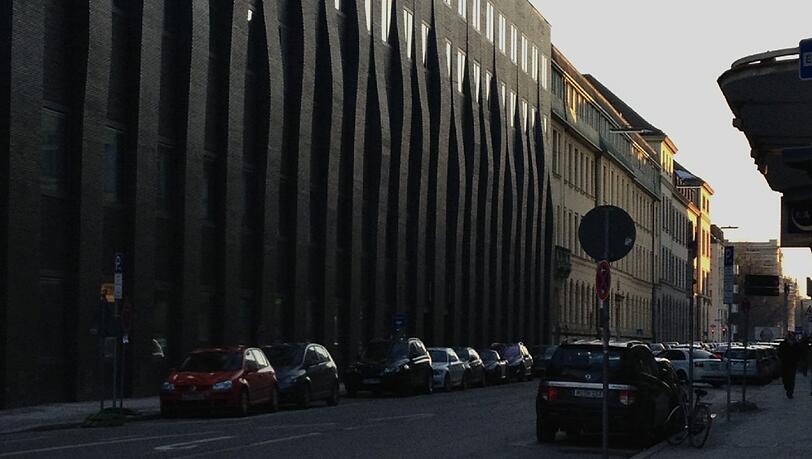 Die Fassade der Technischen Universität findet die AZ-Leserin ziemlich düster. Die Fassade der Technischen Universität findet die AZ-Leserin ziemlich düster.