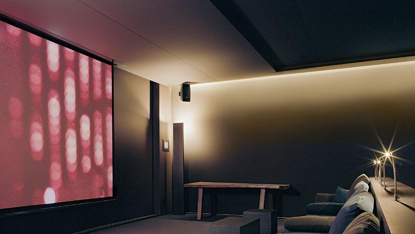 So edel gibt sich das neue Luxus-Kino im "Bayerischen Hof": Hier gibts Komfort und Champagner statt Drängelei und Popcorn-Krümeln. So edel gibt sich das neue Luxus-Kino im "Bayerischen Hof": Hier gibts Komfort und Champagner statt Drängelei und Popcorn-Krümeln.