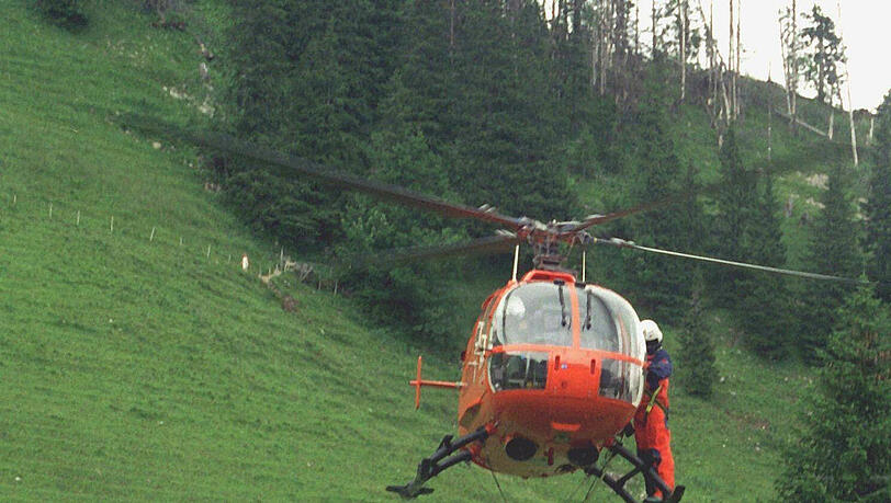 Mit einem Rettungshubschrauber wurde eine tote Frau bei Farchant ins Tal gebracht. Sie war auf dem Hohen Fricken tödlich verunglückt. (Archivbild) Mit einem Rettungshubschrauber wurde eine tote Frau bei Farchant ins Tal gebracht. Sie war auf dem Hohen Fricken tödlich verunglückt. (Archivbild)