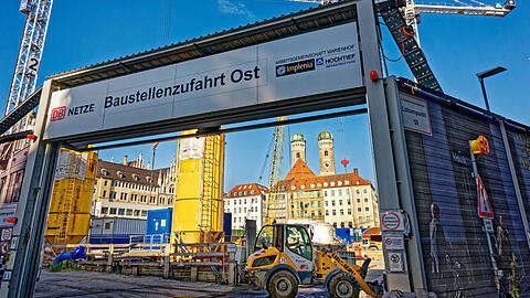 Seit 2017 ist an dieser Stelle eine der Einfahrten zur Großbaustelle für die zweite S-Bahn-Stammstrecke und den neuen Bahnhof Marienhof. Neue Pläne zeigen, was die Stadt mit der Freifläche vorhat. Seit 2017 ist an dieser Stelle eine der Einfahrten zur Großbaustelle für die zweite S-Bahn-Stammstrecke und den neuen Bahnhof Marienhof. Neue Pläne zeigen, was die Stadt mit der Freifläche vorhat.