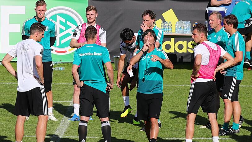 Kuriose Szene im Training: Bundestrainer Joachim Löw bittet jubelnde Kinder um Ruhe. Kuriose Szene im Training: Bundestrainer Joachim Löw bittet jubelnde Kinder um Ruhe.