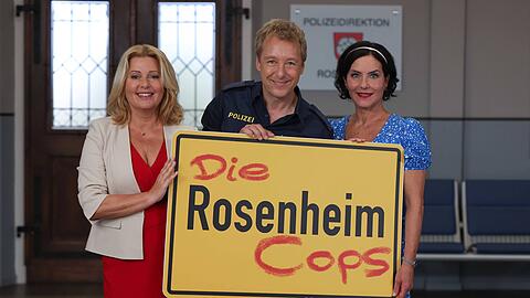 Die "Rosenheim-Cops"-Stars Karin Thaler (l.) und Marisa Burger (r.) posieren neben Max Müller. Hier strahlen sie – doch wie denken sie wirklich über ihren Job bei der ZDF-Serie? Die "Rosenheim-Cops"-Stars Karin Thaler (l.) und Marisa Burger (r.) posieren neben Max Müller. Hier strahlen sie – doch wie denken sie wirklich über ihren Job bei der ZDF-Serie?