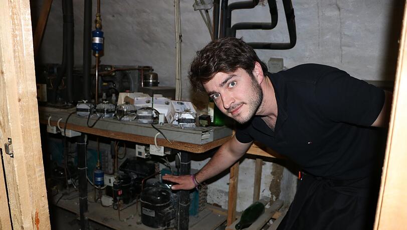 Mirco Di Sclafani, Juniorchef des Eiscafés Florenz, deutet an, wie hoch das Wasser im Keller stand. Mirco Di Sclafani, Juniorchef des Eiscafés Florenz, deutet an, wie hoch das Wasser im Keller stand.
