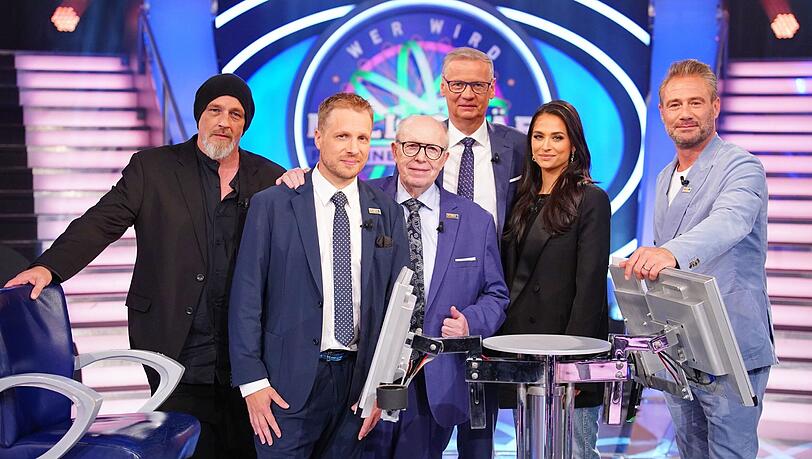 Kandidaten beim Promi-Special von "Wer wird Millionär?": Torsten Sträter, Oliver Pocher, Reiner Calmund, Moderator Günther Jauch, Amira Pocher und Sasha. Kandidaten beim Promi-Special von "Wer wird Millionär?": Torsten Sträter, Oliver Pocher, Reiner Calmund, Moderator Günther Jauch, Amira Pocher und Sasha.