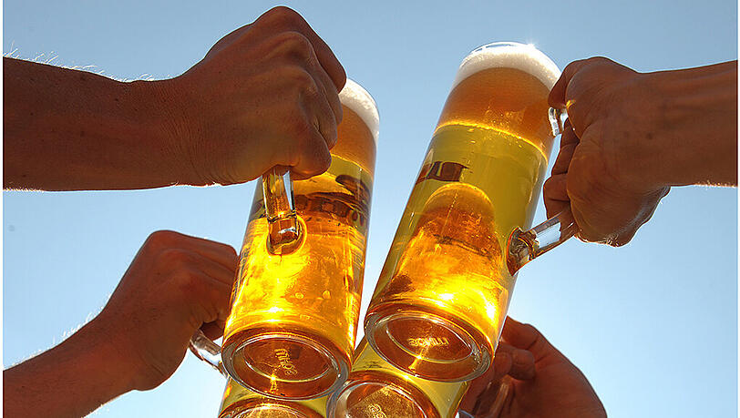 A wie Ablöschen mit Bier: Kein Grill-Artikel ohne diese Glaubensfrage. Darf man natürlich. Bringt aber nichts. Und ist nicht ratsam, weil meist Holzkohlestaub aufs Fleisch gerät. A wie Ablöschen mit Bier: Kein Grill-Artikel ohne diese Glaubensfrage. Darf man natürlich. Bringt aber nichts. Und ist nicht ratsam, weil meist Holzkohlestaub aufs Fleisch gerät.