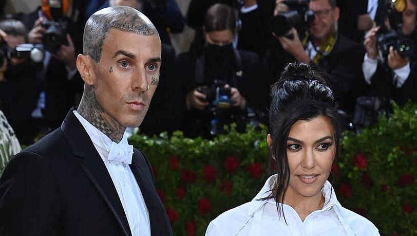 In der Reality-Doku "Til Death Do Us Part: Kourtney & Travis" geht es um die Hochzeit von Kourtney Kardashian Barker und Travis Barker. In der Reality-Doku "Til Death Do Us Part: Kourtney & Travis" geht es um die Hochzeit von Kourtney Kardashian Barker und Travis Barker.