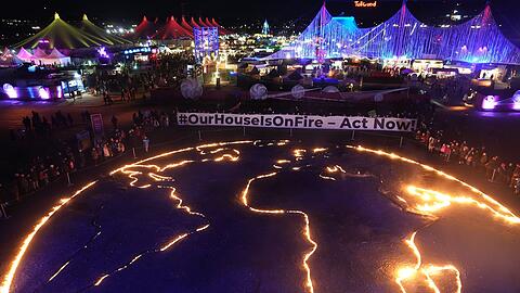 Neben dem Eingang des Tollwood-Geländes wurde ein Globus in Flammen gesetzt. Neben dem Eingang des Tollwood-Geländes wurde ein Globus in Flammen gesetzt.