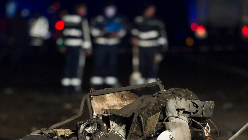 Der Hubschrauber war auf diese gestürzt und in Flammen aufgegangen. Es sei davon auszugehen, dass der Pilot bei dem Unglück ums Leben kam, sagte ein Polizeisprecher. Der Hubschrauber war auf diese gestürzt und in Flammen aufgegangen. Es sei davon auszugehen, dass der Pilot bei dem Unglück ums Leben kam, sagte ein Polizeisprecher.