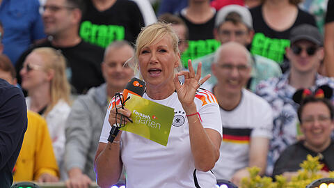 Andrea Kiewel ließ sich nach einem Tonfehler beim "ZDF-Fernsehgarten" nicht aus der Ruhe bringen. Andrea Kiewel ließ sich nach einem Tonfehler beim "ZDF-Fernsehgarten" nicht aus der Ruhe bringen.