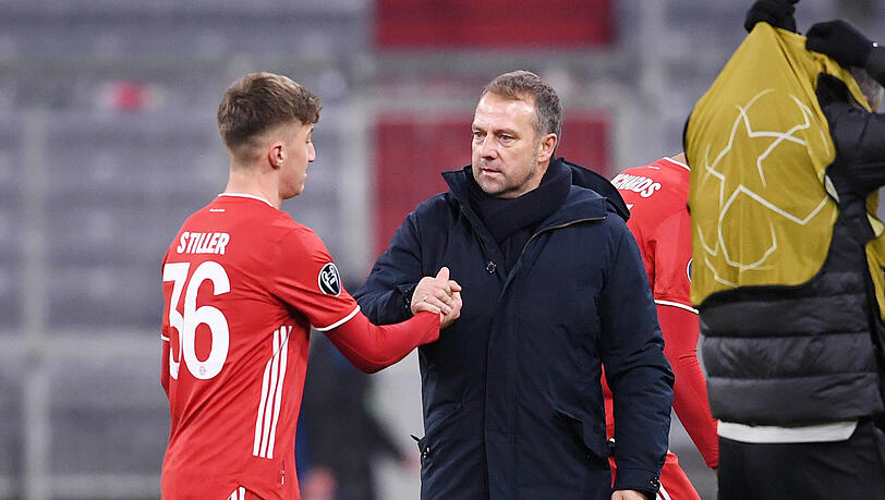 Der damalige Bayern-Trainer Hansi Flick mit Angelo Stiller beim Champions-League-Spiel gegen Lok Moskau im Dezember 2020. Der damalige Bayern-Trainer Hansi Flick mit Angelo Stiller beim Champions-League-Spiel gegen Lok Moskau im Dezember 2020.