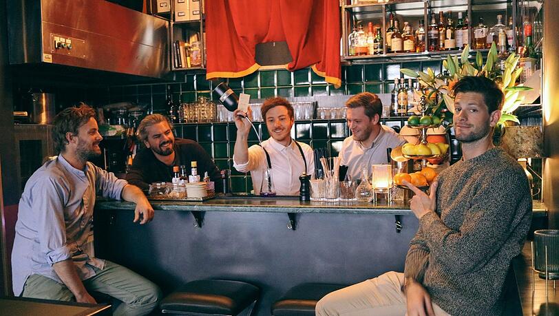 Freunde des High-Class-Cocktails: das Team vom Curtain Call in seiner stimmungsvollen Bar. Freunde des High-Class-Cocktails: das Team vom Curtain Call in seiner stimmungsvollen Bar.