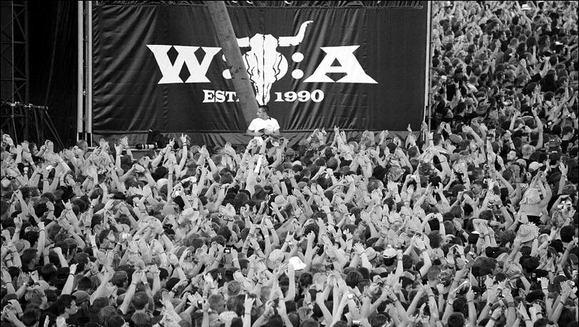 Ein Todesfall überschattet das Heavy-Metal-Festival in Wacken. Ein Todesfall überschattet das Heavy-Metal-Festival in Wacken.
