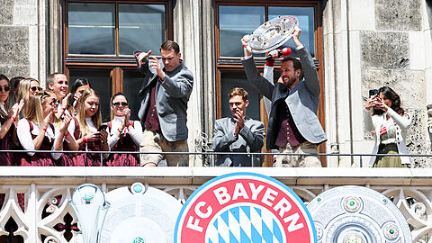 Meistefeier 2025: Harry Kane (r.) und Manuel Neuer machen sich eine gute Zeit auf dem Meisterbalkon. Am Sonntag geht die Party weiter. Meistefeier 2025: Harry Kane (r.) und Manuel Neuer machen sich eine gute Zeit auf dem Meisterbalkon. Am Sonntag geht die Party weiter.