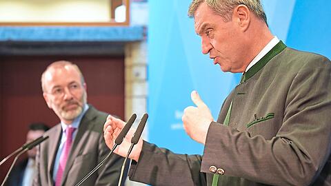 Auf unterschiedlichen Wegen? Markus Söder (r.). Ministerpräsident von Bayern, und Manfred Weber, Vorsitzender der EVP-Fraktion im Europäischen Parlament. Auf unterschiedlichen Wegen? Markus Söder (r.). Ministerpräsident von Bayern, und Manfred Weber, Vorsitzender der EVP-Fraktion im Europäischen Parlament.