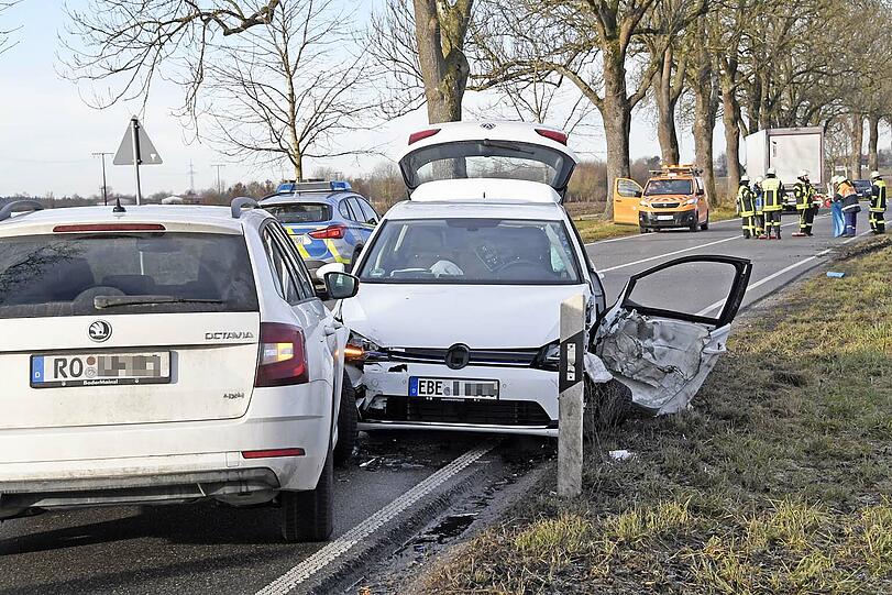 Wegen des Unfalls war die B304 am Vormittag für etwa drei Stunden komplett gesperrt.