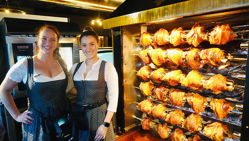 Außen knusprig, innen saftig: So sind die Haxn, die Michaela und Anja im Haxengrill auf die Teller bringen. Außen knusprig, innen saftig: So sind die Haxn, die Michaela und Anja im Haxengrill auf die Teller bringen.