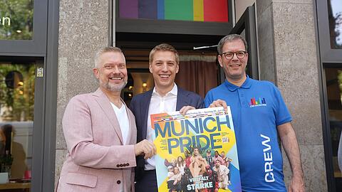 Stadtrat Bernd Müller (Rosa Liste, v.l.), OB Dominik Krause (Grüne) und CSD-Geschäftsführer Alex Kluge präsentieren das Programm zum diesjährigen CSD. Stadtrat Bernd Müller (Rosa Liste, v.l.), OB Dominik Krause (Grüne) und CSD-Geschäftsführer Alex Kluge präsentieren das Programm zum diesjährigen CSD.