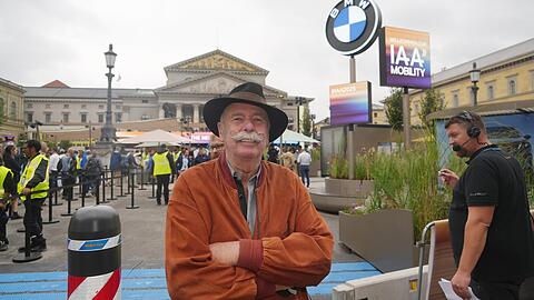 Das BMW-Logo, groß wie ein Vollmond vor der Oper – das gibt es nur, wenn in der Münchner City Automesse ist.
Herbert Hutter (80), der Mann mit Zwirbelschnurrbart und Liebe zu Autos ohne viel „Elektronik drin“, schaut nur aus Neugierde vorbei. Und witzelt: „Wenns den Verbrenner abschaffen, kauf ich mir zwoa oide 200er-Diesel-Mercedes“. Das BMW-Logo, groß wie ein Vollmond vor der Oper – das gibt es nur, wenn in der Münchner City Automesse ist.
Herbert Hutter (80), der Mann mit Zwirbelschnurrbart und Liebe zu Autos ohne viel „Elektronik drin“, schaut nur aus Neugierde vorbei. Und witzelt: „Wenns den Verbrenner abschaffen, kauf ich mir zwoa oide 200er-Diesel-Mercedes“.