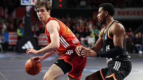 Seine 14 Punkte gegen Ex-Klub Ulm sind nicht genug: FCBB-Profi Justinian Jessup (l.) sammelt bei der 62:79-Pleite die meisten Zähler für die Münchner. Seine 14 Punkte gegen Ex-Klub Ulm sind nicht genug: FCBB-Profi Justinian Jessup (l.) sammelt bei der 62:79-Pleite die meisten Zähler für die Münchner.