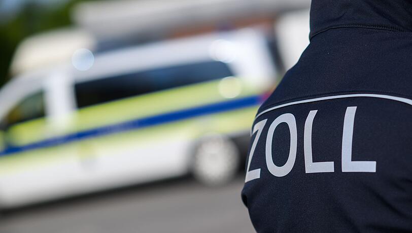 Weiße Farbspuren am Boden wurden einem flüchtenden Schwarzarbeiter in der Oberpfalz zum Verhängnis. (Symbolbild) Weiße Farbspuren am Boden wurden einem flüchtenden Schwarzarbeiter in der Oberpfalz zum Verhängnis. (Symbolbild)