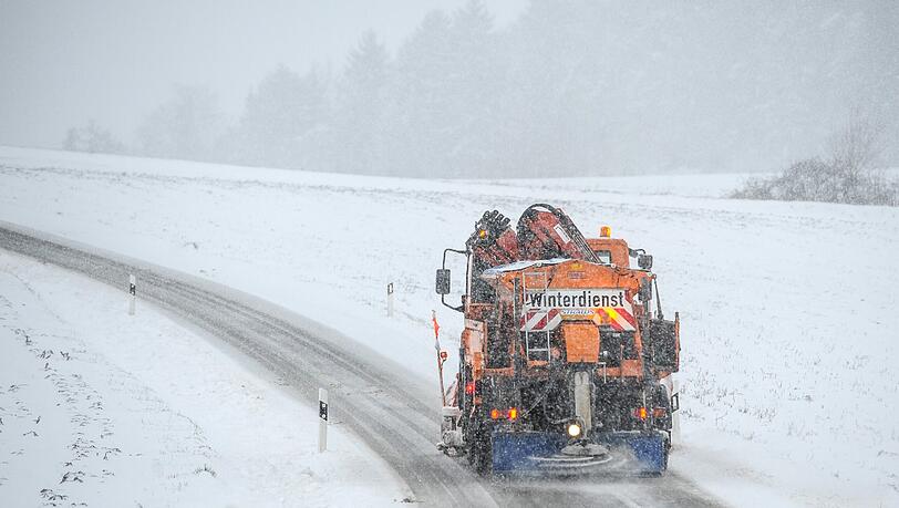 Auf schneeglatten Straßen kam es am Montag zu zahlreichen Unfällen. Im Bild: Ein Räumfahrzeug bei Beratzhausen. Auf schneeglatten Straßen kam es am Montag zu zahlreichen Unfällen. Im Bild: Ein Räumfahrzeug bei Beratzhausen.