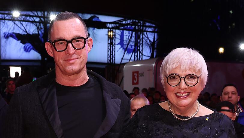 Schriftsteller Albert Ostermaier (l) und Claudia Roth (Bündnis 90/Die Grünen), Staatsministerin für Kultur und Medien, kommen zur Eröffnung der Berlinale. Schriftsteller Albert Ostermaier (l) und Claudia Roth (Bündnis 90/Die Grünen), Staatsministerin für Kultur und Medien, kommen zur Eröffnung der Berlinale.