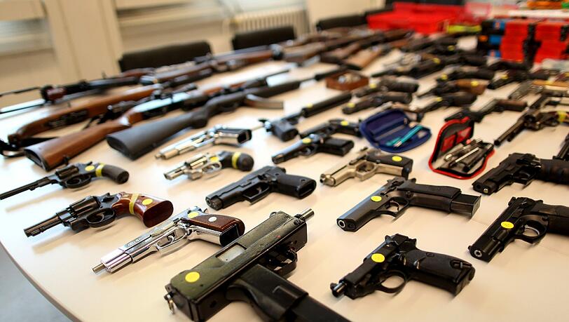 Auf dem Bild sind einige Dekowaffen zu sehen, die schussfähig gemacht wurden. Ähnliche Pistolen hat auch ein 26-Jähriger in Schweinfurt gebastelt. Auf dem Bild sind einige Dekowaffen zu sehen, die schussfähig gemacht wurden. Ähnliche Pistolen hat auch ein 26-Jähriger in Schweinfurt gebastelt.